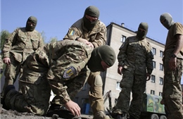 Ukraine xây tuyến phòng thủ quanh Donbass